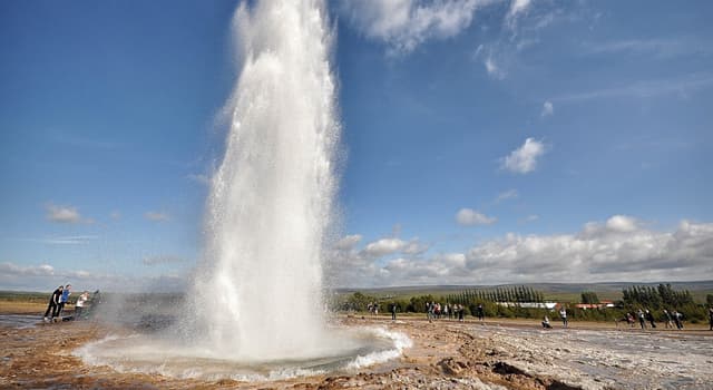 Natuur Trivia Vraag: Welke van deze is een hete bron die gekookt water en stoom hoog de lucht in spuit?