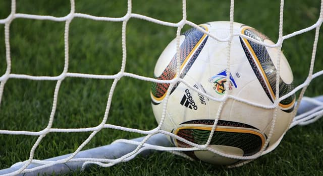 Спорт Вопрос: Как называется гол в футболе, когда игрок забивает мяч в свои ворота?