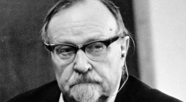 Общество Вопрос: Кем был Александр Иванович Опарин?