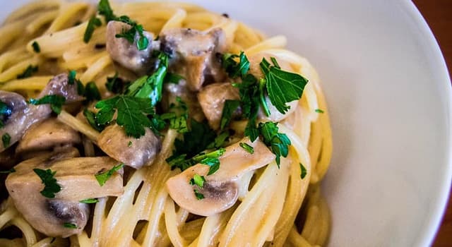 Cultuur Trivia Vraag: Welk Italiaans gerecht is gemaakt van gestapelde lagen platte pasta, afgewisseld met vullingen zoals ragù?