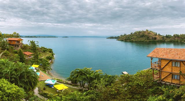 지리 상식 퀴즈: 동아프리카에 있는 '키부 호수'(Lake Kivu)가 위험한 이유는 무엇일까요?