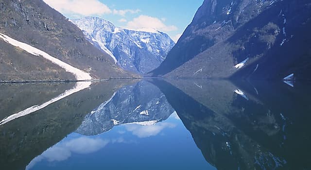 Geografía Pregunta Trivia: ¿Cuál es el fiordo más grande de Noruega y el segundo más grande del mundo?
