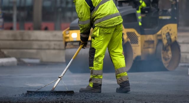 społeczeństwo Pytanie-Ciekawostka: Jak nazywa się czarna żywiczna substancja położona na nawierzchni drogi?