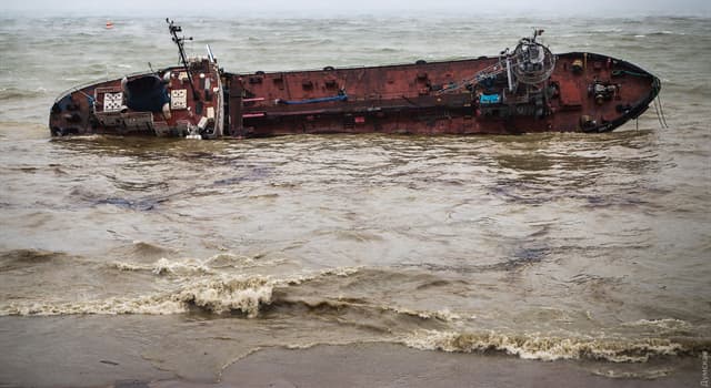 Maatschappij Trivia Vraag: Wat is de juiste manier om noodsituaties aan een passerend schip door te geven met gebaren?