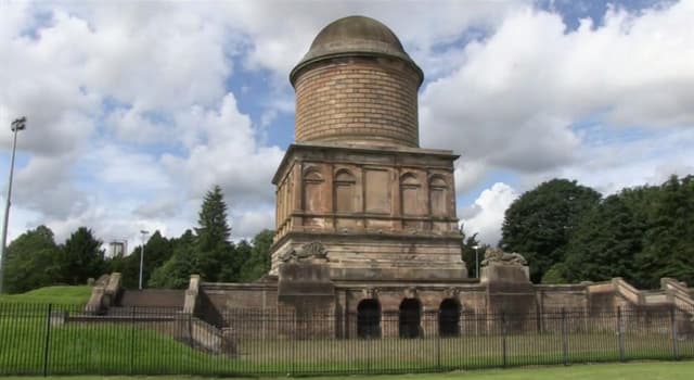 Maatschappij Trivia Vraag: Hoe heet een extern vrijstaand gebouw dat is gebouwd als een monument om een grafkamer in te sluiten?