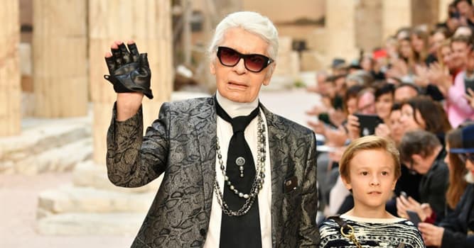 społeczeństwo Pytanie-Ciekawostka: Z czego zasłynął Karl Lagerfeld?