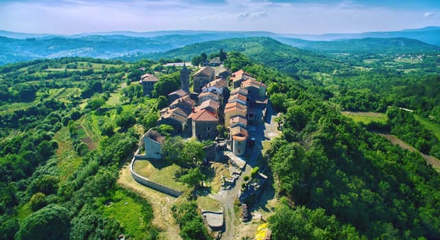 Geografía Pregunta Trivia: ¿Por qué es famosa la ciudad de Hum en Croacia?