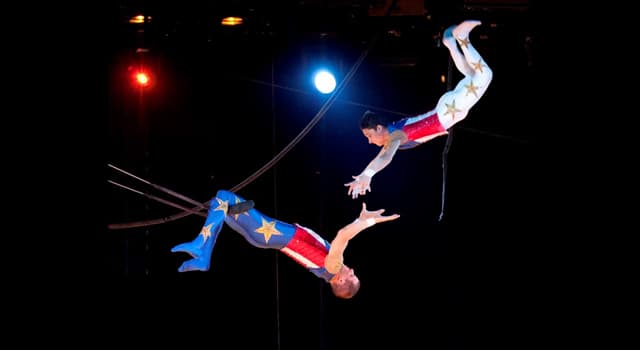 Cultuur Trivia Vraag: Welk item wordt vaak door luchtturners tijdens een circusvoorstelling gebruikt?