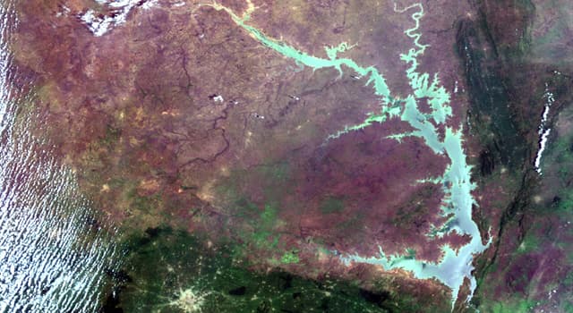 Geografia Pergunta Trivial: Onde fica o maior lago artificial em superfície coberta?