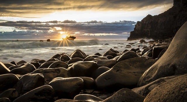 Culture Question: Compléter l'expression « Pierre qui roule n'amasse pas ... »