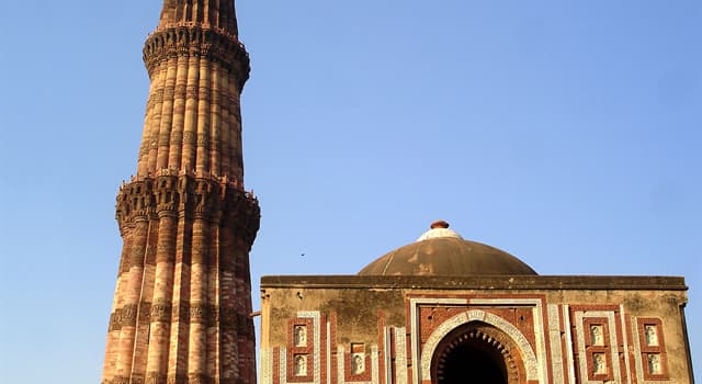 Geografía Pregunta Trivia: ¿Además de ladrillo, qué otro material fue empleado en la contrucción del monumento Qutab Minar?