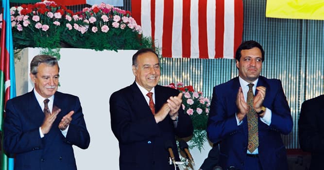 Общество Вопрос: Где был подписан «Контракт века»?