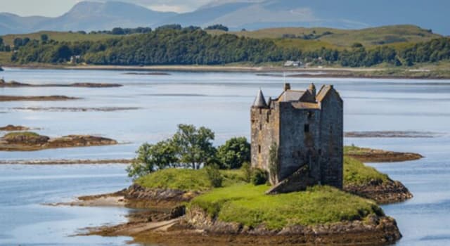 Aardrijkskunde Trivia Vraag: In welk land zul je dit kasteel op een afgelegen eiland vinden?