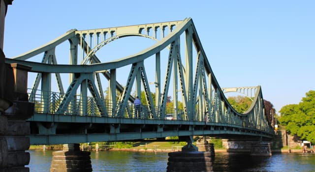 Geschiedenis Trivia Vraag: Waarom staat de "Glienicker Brücke" ook wel bekend als de spionnenbrug?