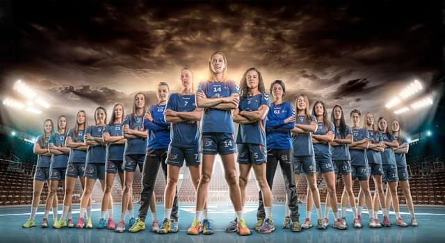 Спорт Вопрос: Сколько игроков от одной команды находится на площадке во время игры в гандбол?