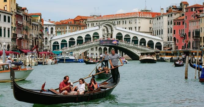 Historia Pregunta Trivia: ¿Cómo le llaman a una barca larga y estrecha en Venecia, Italia?