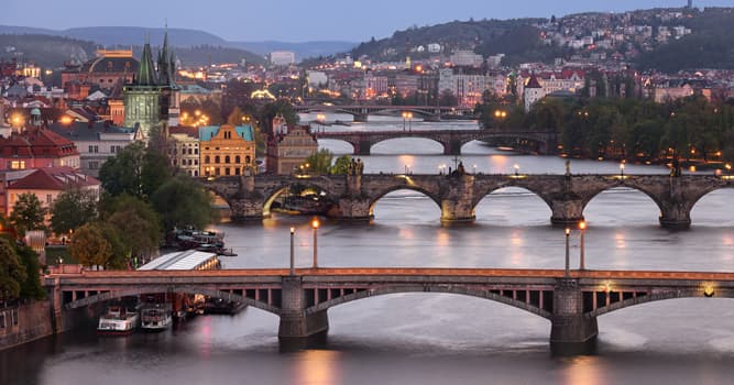 Geografia Pytanie-Ciekawostka: Która miejscowość turystyczna w Czechach leży nad Wełtawą, tak samo jak stolica Praga?