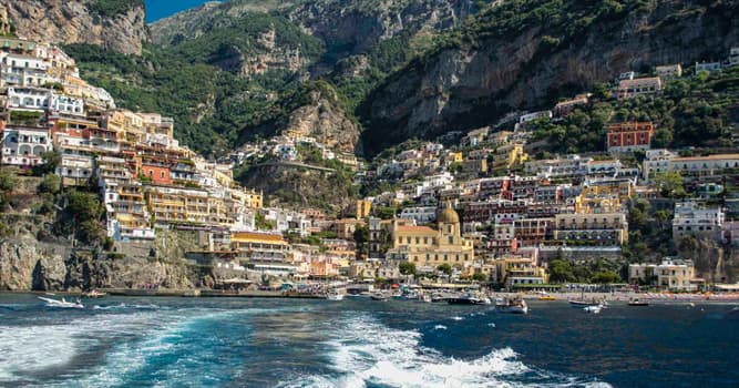 Aardrijkskunde Trivia Vraag: Amalfi is een kleine kustplaats en een populaire toeristenbestemming in welk land?