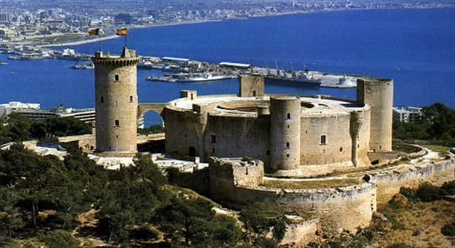 Geografía Pregunta Trivia: ¿En qué isla española está el único castillo de planta circular que hay en España?