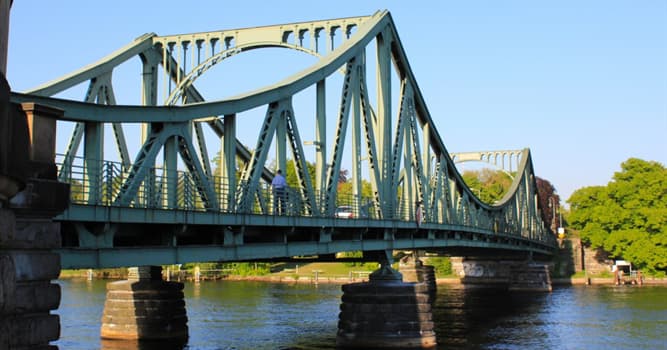 Historia Pregunta Trivia: ¿Por qué el puente Glienicke de Alemania se hizo conocido como "el puente de los espías"?