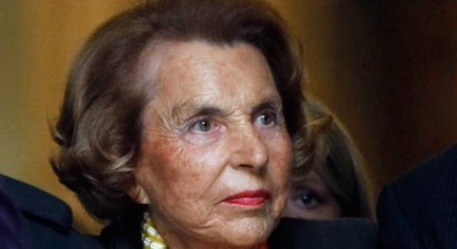 Geschiedenis Trivia Vraag: Wie heeft L'Oréal erfgename Liliane Bettencourt voor haar dood in 2017 van meer dan 1 miljard euro opgelicht?