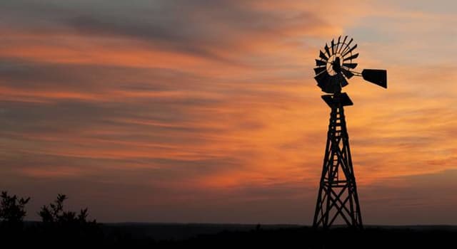 Cultuur Trivia Vraag: Op het dak van welke Parijse nachtclub staat een rode molen?