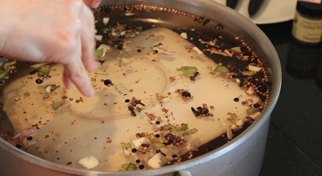 Cultuur Trivia Vraag: Hoe heet de kooktechniek waarbij vlees voor het koken ondergedompeld wordt in een zoutoplossing?