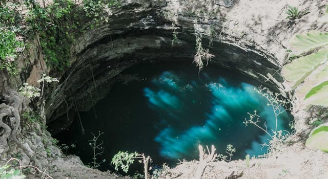 Geografía Pregunta Trivia: ¿Cómo se llama este depósito de agua natural formado al caerse el techo de una cueva?