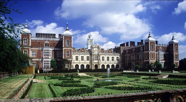 Movies & TV Trivia Question: Hatfield House in Hertfordshire was the main filming location in which film?