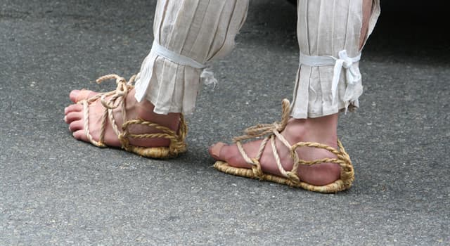 Cultuur Trivia Vraag: Hoe worden deze traditionele sandalen van stro genoemd die door de doorsneemensen uit Japan werden gedragen?