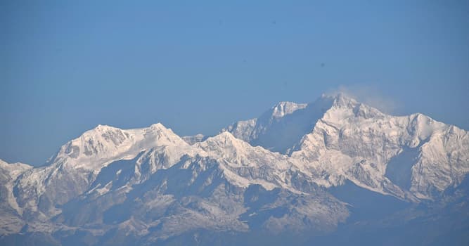 Geografia Pytanie-Ciekawostka: Kanczendzonga, trzecia co do wielkości góra na świecie, znajduje się na granicy Nepalu i którego kraju?