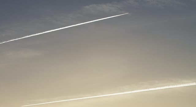 Сiencia Pregunta Trivia: ¿Por qué los aviones a reacción dejan estelas blancas en el cielo?