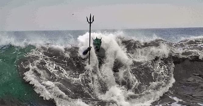 Cultura Pregunta Trivia: ¿Dónde se encuentra la estatua de Poseidón saliendo del mar, que aparece en la imagen?