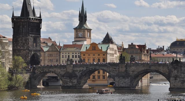 Cultuur Trivia Vraag: Welk type brug is de Karelsbrug in Praag, Tsjechië?