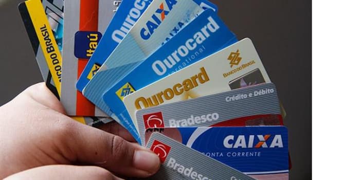 społeczeństwo Pytanie-Ciekawostka: Gdzie powstały pierwsze karty kredytowe?