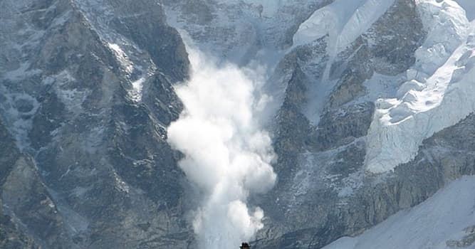 Natuur Trivia Vraag: Wat is een massa sneeuw, ijs en rotsen die snel van een berghelling valt?