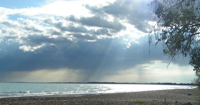 Aardrijkskunde Trivia Vraag: Welk feit over het Balkasjmeer, dat in Kazachstan ligt, is waar?