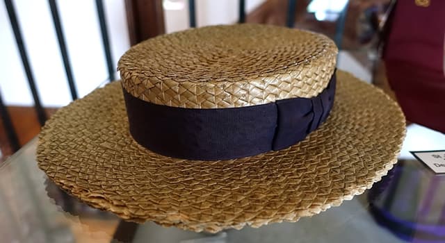 Toplum Trivia Sorusu: Fotoğraftaki Şapkanın Adı Nedir?