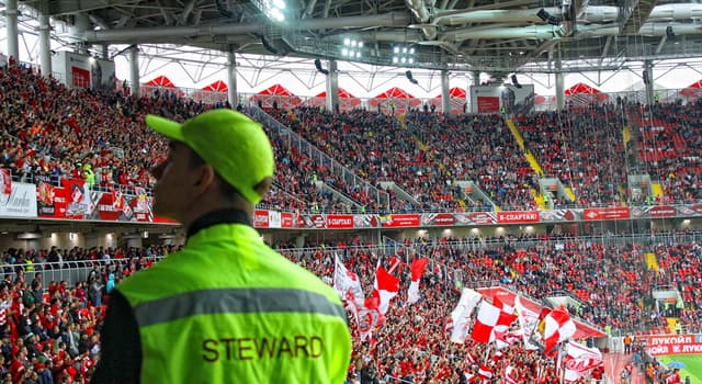 sport Pytanie-Ciekawostka: Co robi steward podczas meczu piłki nożnej?