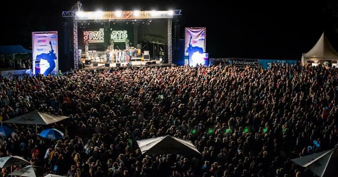 Cultuur Trivia Vraag: Hoe wordt een concert genoemd dat buiten een zaal plaatsvindt?