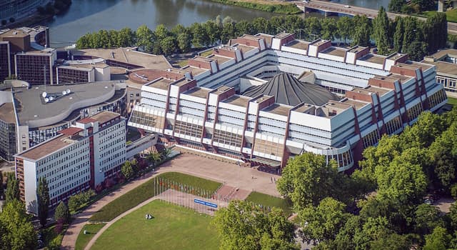 Géographie Question: Dans quelle ville se trouve le Palais de l'Europe ?