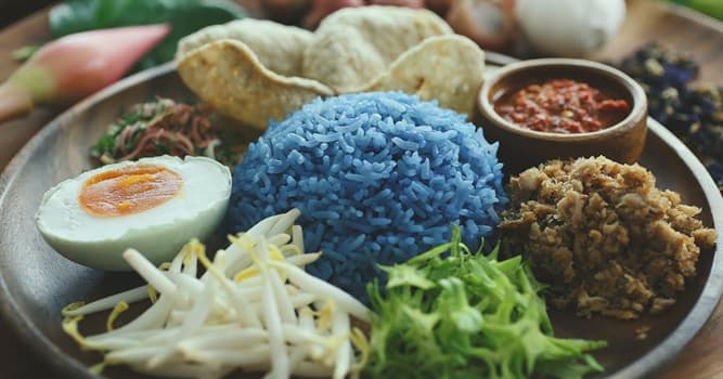 Cultura Pregunta Trivia: ¿En qué gastronomía hay un plato de arroz azul llamado "Nasi kerabu"?