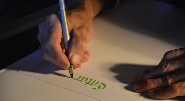 Cultuur Trivia Vraag: Hoe wordt elegante handschrift of lettering genoemd?