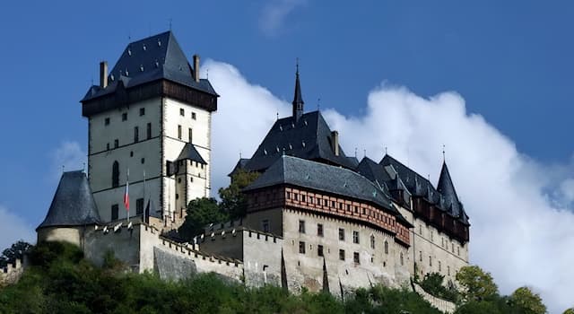 Geographie Wissensfrage: Wo befindet sich die im 14. Jahrhundert gebaute Burg Karlštejn?