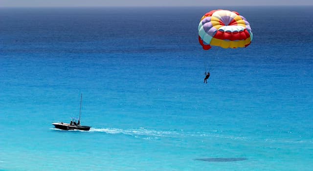 Sport Trivia Vraag: Wat is door de lucht glijden met een open parachute aan terwijl je door een motorboot voortgetrokken wordt?