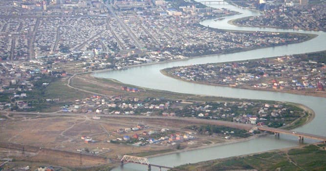 Geografía Pregunta Trivia: ¿Por qué países fluye el río Ural?