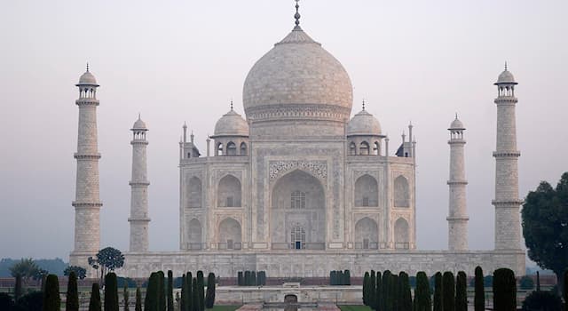 Geschiedenis Trivia Vraag: Welk gebouw bouwde Shah Jahan in de 17e eeuw als mausoleum voor zijn vrouw Mumtaz Mahal?