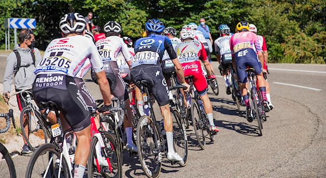 Спорт Вопрос: Номер какого цвета получает самый агрессивный гонщик Тур де Франс?