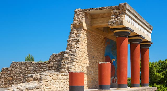 History Trivia Question: How many rooms did the Palace of Knossos have?