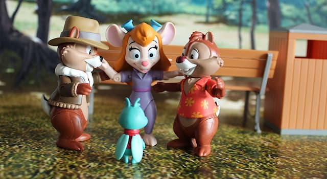 Кино Вопрос: Как в мультсериале "Чип и Дейл спешат на помощь" зовут молодую мышь-изобретательницу в команде Спасателей?